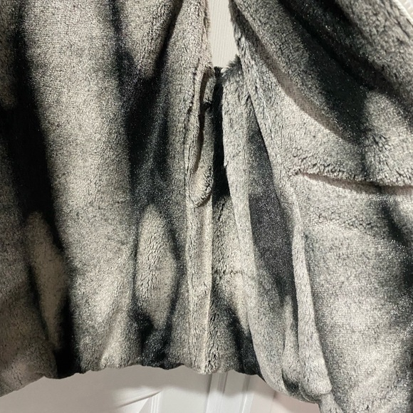 Reversible puffer vest, faux fur one side, white poly on other, size L - Picture 8 of 12